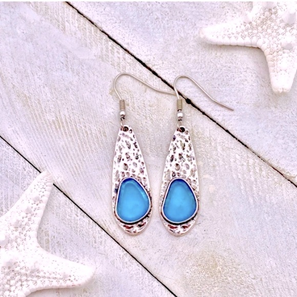 NWT! 🏝 HAMMERED ECO-FRIENDLY SILVER/BLUE SEA GLASS OCEAN DROP EARRINGS - Picture 4 of 6